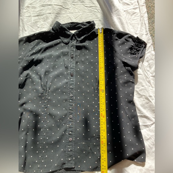 Covington Women’s Sz Med Black w/ white dots blouse - Picture 7 of 7